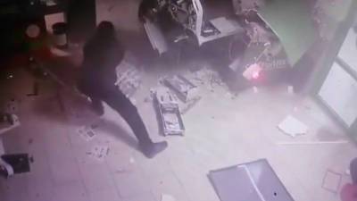 Появилось подробное видео подрыва банкомата в Свердловской области - vesti.ru - Свердловская обл.