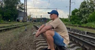 Александр Усик - Усик присел на рельсы ради фото: УЗ попросила его больше так не делать - dsnews.ua
