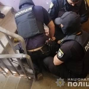 На детской площадке в Харькове гулял мужчина с гранатой. Фото - reporter-ua.com - Харьков