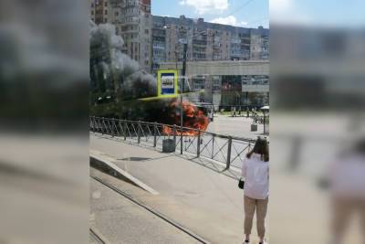Очевидцы сняли на видео горящий у станции метро «Беговая» автобус - spb.mk.ru