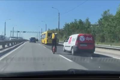 На КАДе заметили курьера-лихача на электроколесе - spb.mk.ru