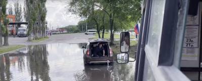 Воронежцы сняли на видео спасение автобуса из лужи - runews24.ru - Воронеж