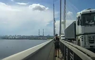На Южном мосту Киева два человека пытались покончить с собой - korrespondent.net - Киев
