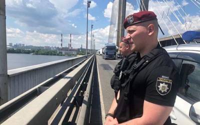 Двое мужчин пытались покончить с собой на Южном мосту Киева - lenta.ua - Киев