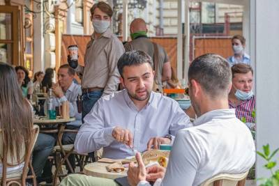 Алексей Фурсин - Предпринимателям рассказали, как открыть летние кафе и веранду в Москве - vm.ru - Москва