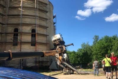 В Тверской области на стройке храма упал подъемный кран - tver.mk.ru - Тверская обл.