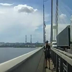 В Киеве на Южном мосту два человека пытались покончить с собой. Видео - reporter-ua.com - Киев