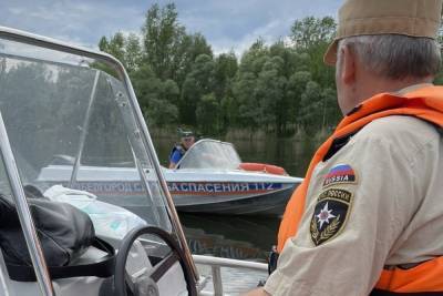 Белгородцев просят не плавать на автомобильных камерах - mk.ru - Белгородская обл.