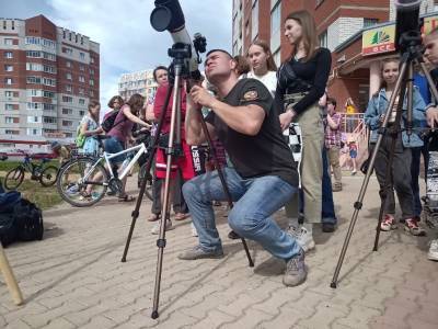 Зрителями солнечного затмения на Покровском бульваре в Сыктывкаре стали около 250 горожан - komiinform.ru - Сыктывкар