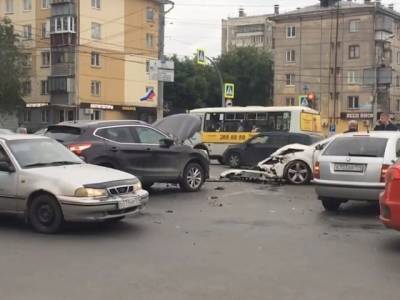 Погибла девушка: в Челябинске на оживленном перекрестке столкнулись пять машин - u24.ru - Челябинск - Sandero - район Ленинский, Челябинск