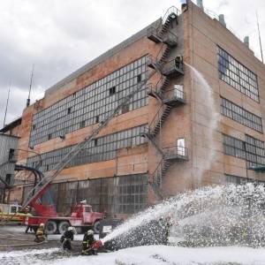 «Взрыв» на маслозаводе: запорожские спасатели показали, как проводят учения. Фото - reporter-ua.com - Запорожская обл.