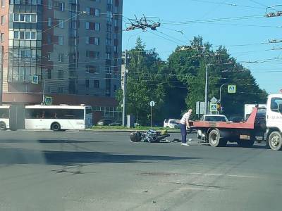 Мотоциклист попал в больницу после столкновения с иномаркой в Петербурге — видео - ivbg.ru - Санкт-Петербург