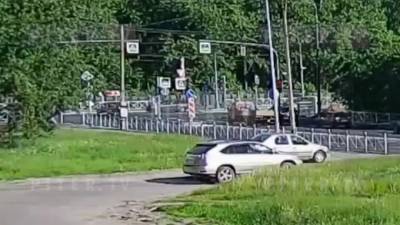 Питер Онлайн - На перекрёстке улицы Седова и проспекта Александровской Фермы иномарка врезалась в "Жигули" - piter.tv - Санкт-Петербург