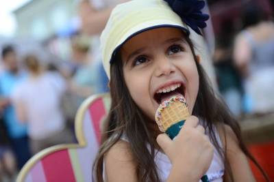 День мороженого: врачи рассказали, сколько холодного десерта можно есть детям - vm.ru