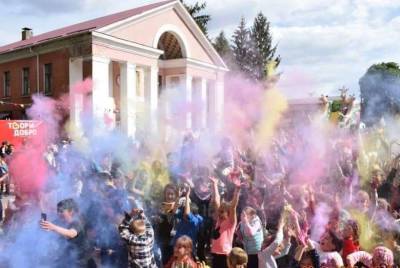 Праздник красок для детей организовали на Черкасчине - lenta.ua