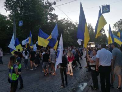 В Одессе снова протестовали моряки: на Французском бульваре жгли фаеры возле дома «коррупционера» - odessa-life.od.ua - Одесса