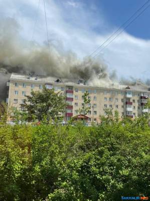 Крыша многоэтажки полыхает в Южно-Сахалинске - sakhalin.info - Южно-Сахалинск