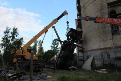 Для поднятия крана, упавшего на стройке храма в Тверской области, потребовалась помощь нескольких организаций - tver.mk.ru - Тверская обл.