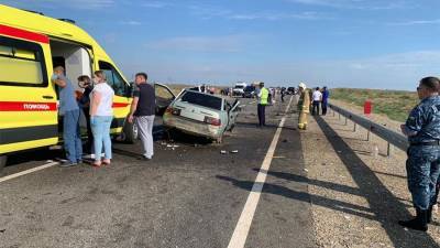 В Астраханской области легковушка столкнулась с автобусом - iz.ru - Израиль - Астраханская обл. - Ярославль
