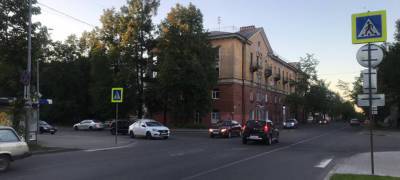 Госавтоинспекция Петрозаводска ищет водителя, сбившего мужчину на пешеходном переходе - stolicaonego.ru - Петрозаводск