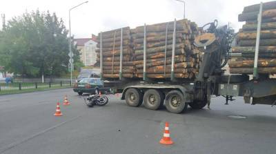 В Пинске мотоциклист пытался избежать столкновения с лесовозом и перевернулся - belta.by - Пинск - район Лунинецкий