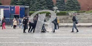 Два — в воздух, третий — в голову : Акционист Крисевич устроил перформанс со стрельбой на Красной площади - reendex.ru - Москва - с. Видео