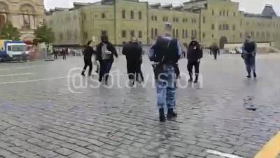 Иисус Христос - Павел Крисевич - Акционист Крисевич сымитировал выстрел себе в голову на Красной площади - piter.tv - Москва