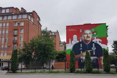 Станислав Черчесов - На фасаде дома во Владикавказе нарисовали портрет Черчесова - etokavkaz.ru - респ. Алания - Владикавказ