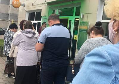 У рязанского отделения Сбербанка скопилась огромная очередь - ya62.ru - Рязань
