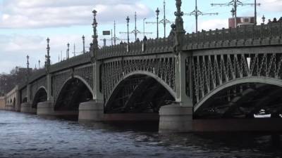 В ночь с 14 на 15 июня изменится график разводки Троицкого моста в связи с подготовкой к "Алым парусам" - piter.tv - Санкт-Петербург - Алые Паруса