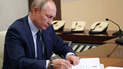 Владимир Путин - Путин подписал закон, позволяющий крымчанам занимать госдолжности - russian.rt.com - Крым - Севастополь
