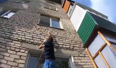 В Башкирии мужчина пытался спуститься из окна и повис на веревке между этажами дома - mkset.ru - Башкирия