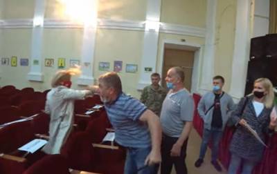 Опубликовано видео нападения на депутата Елену Сокотюк - korrespondent.net - Киев - Киевская обл. - Нападение