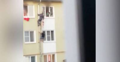 Спустили по цепочке: В Костроме очевидцы спасли из пожара троих детей, забравшись к ним по трубе - reendex.ru - Кострома