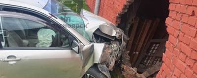 В Красноярске Toyota пробила кирпичную стену гаража - runews24.ru - Красноярск