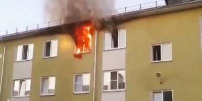 Появилось видео спасения оставленных родителями в горящей квартире детей - ruposters.ru - Кострома