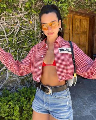 Дуа Липа в джинсовых шортах Daisy Dukes в фотосессии в образе вестерна - skuke.net