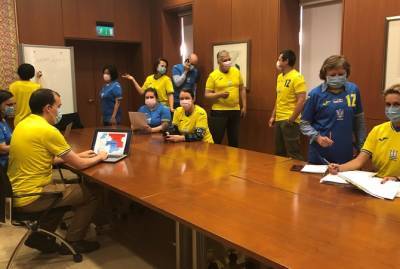 Кристина Квин - В канадском посольстве "ввели" новый дресс-код в виде новой формы сборной Украины - kp.ua - Канада