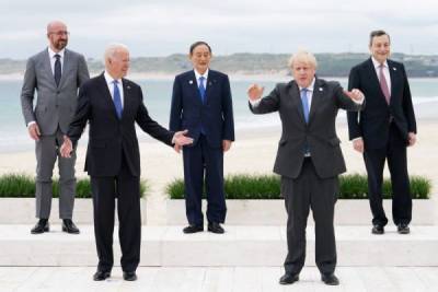 Борис Джонсон - Ангела Меркель - «Цирк» G7 во время пандемии: коллективный Запад отшутился на английском пляже - eadaily.com
