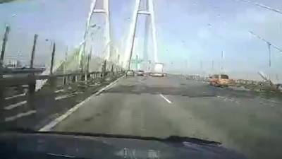 Питер Онлайн - На вантовом мосту водитель грузовика снёс легковушку - piter.tv - Санкт-Петербург