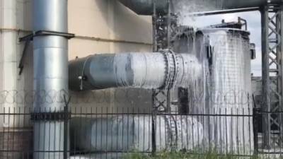 Питер Онлайн - На Октябрьской набережной из насосной станции "Водоканала" вылилась пена - piter.tv - Санкт-Петербург