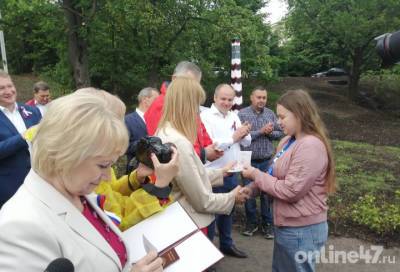Александр Дрозденко - Светлана Журова - В Новосаратовке юным ленинградцам вручили паспорта и подняли флаг России - online47.ru - Ленинградская обл.