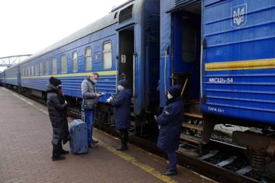 На Украине пассажир поезда умер после падения с верхней полки - lenta.ru - Киев - Киевская обл.