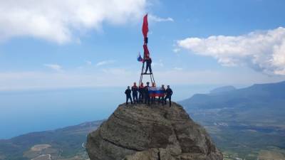 Российский триколор взвился на вершине горы Демерджи в Крыму - crimea.ria.ru - Крым - Симферополь