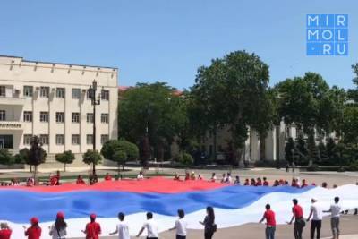 Александр Невский - День России - На площади Махачкалы развернули государственный флаг площадью 1000 квадратных метров - mirmol.ru - Махачкала - респ. Дагестан - Чукотка