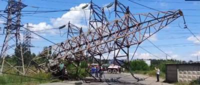 В Киеве грузовик сбил опору ЛЭП - w-n.com.ua - Киев