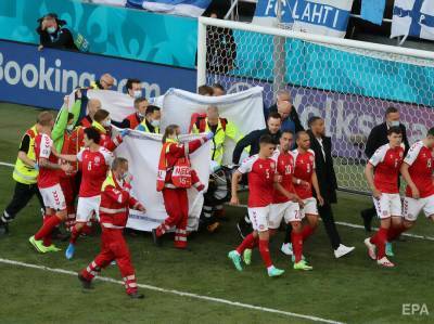 Во время матча Евро 2020 потерял сознание футболист сборной Дании, его унесли на носилках с поля - gordonua.com - Украина - Ukraine - Twitter