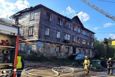 Более 40 человек тушили пожар в доме на улице Марата - murmansk.mk.ru - Мурманск - Мурманская обл.