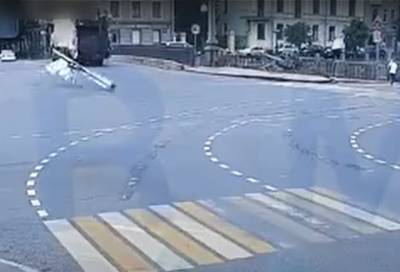 «Погасли огни один за одним»: мусоровоз снёс несколько светофоров в Петербурге - online47.ru - Ленинградская обл. - Санкт-Петербург