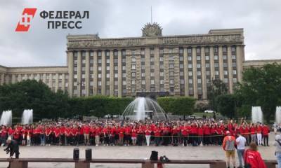 Более тысячи петербуржцев выстроились в «живой флаг» России - fedpress.ru - Петербурга